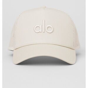 NWOT Alo District Trucker Hat in Bone (Cream)